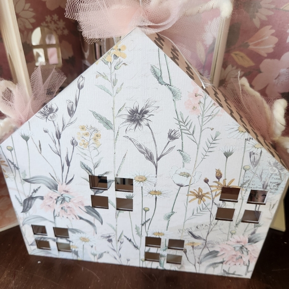 Secret Garden Dollhouse - Picture 1 of 3
